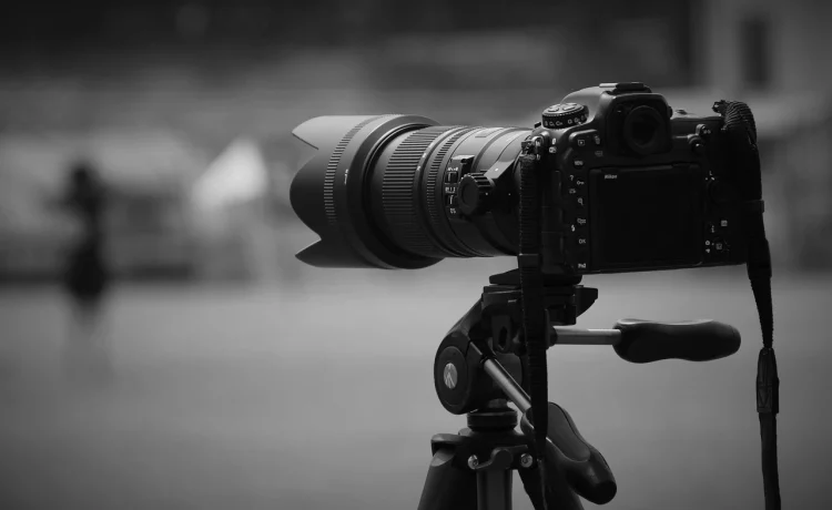 kamera auf stativ für Fototermin