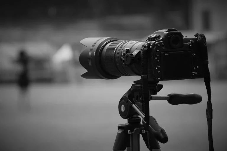 kamera auf stativ für Fototermin